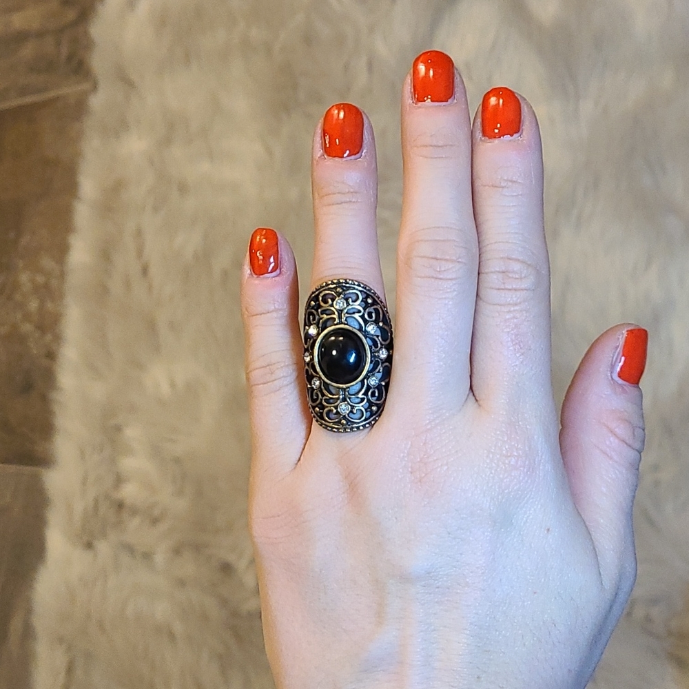 Beautiful ring black stone small diamonds surrounding